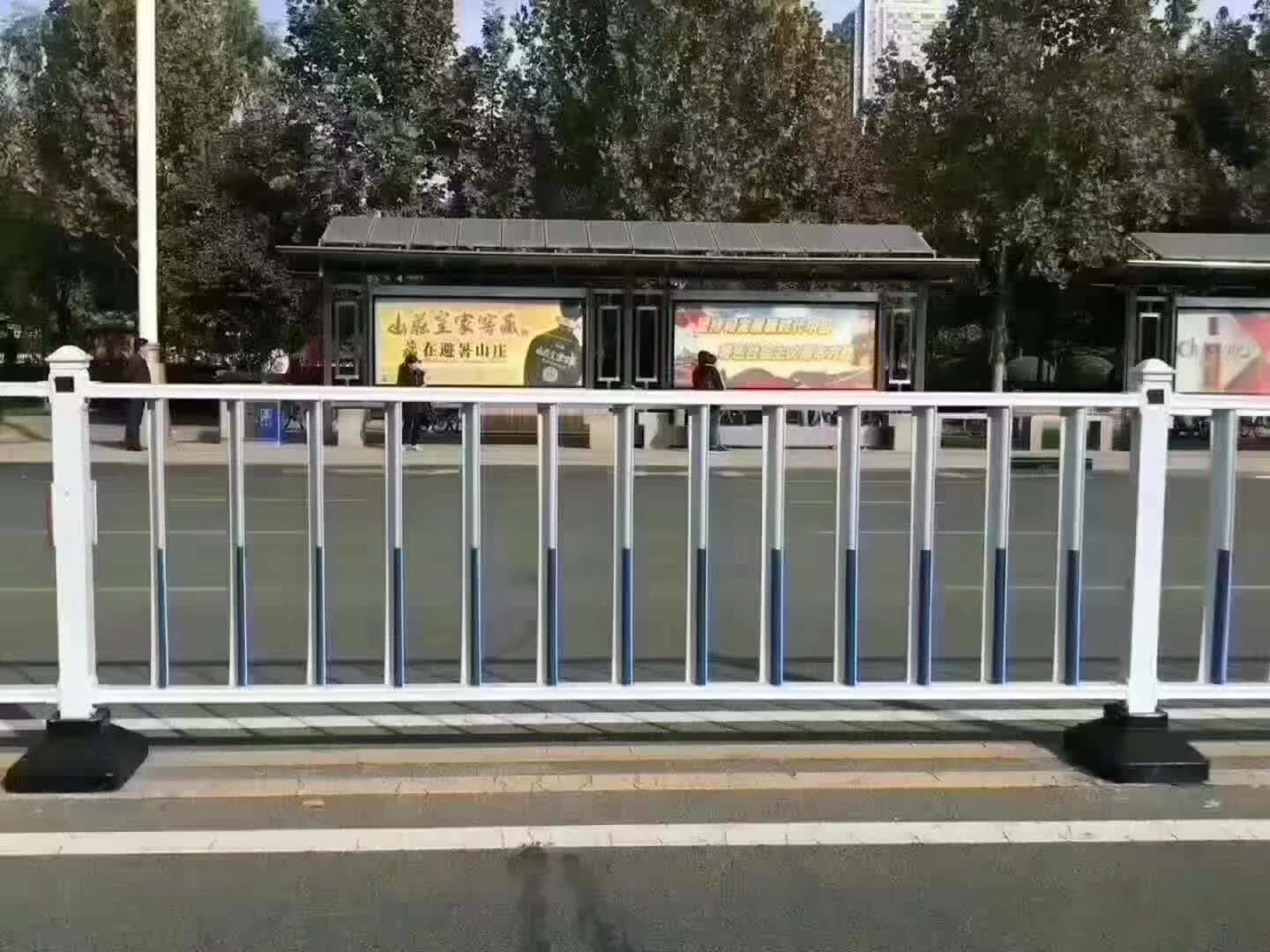 冲孔板产品，圆形孔洞均匀分布，金属表面平整